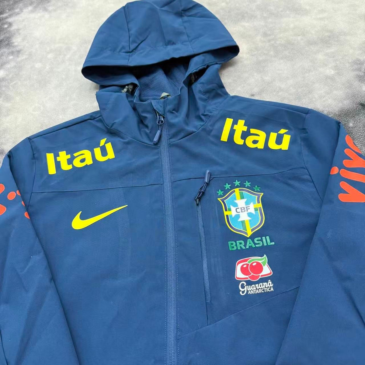 Nike Brésil CBF veste coupe-vent bleu roi - détail écusson