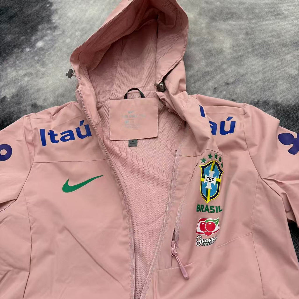 Nike Brésil CBF veste coupe-vent rose - détail écusson