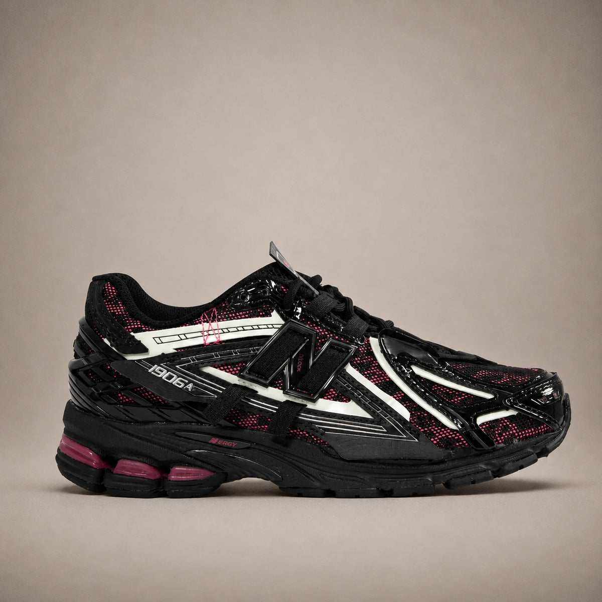 New Balance 1906A — Noir / Berry
