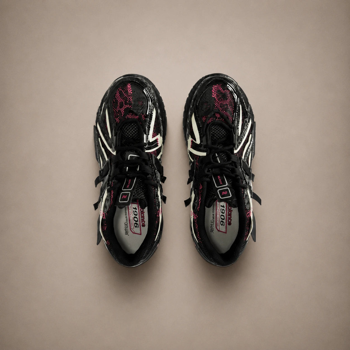 New Balance 1906A — Noir / Berry