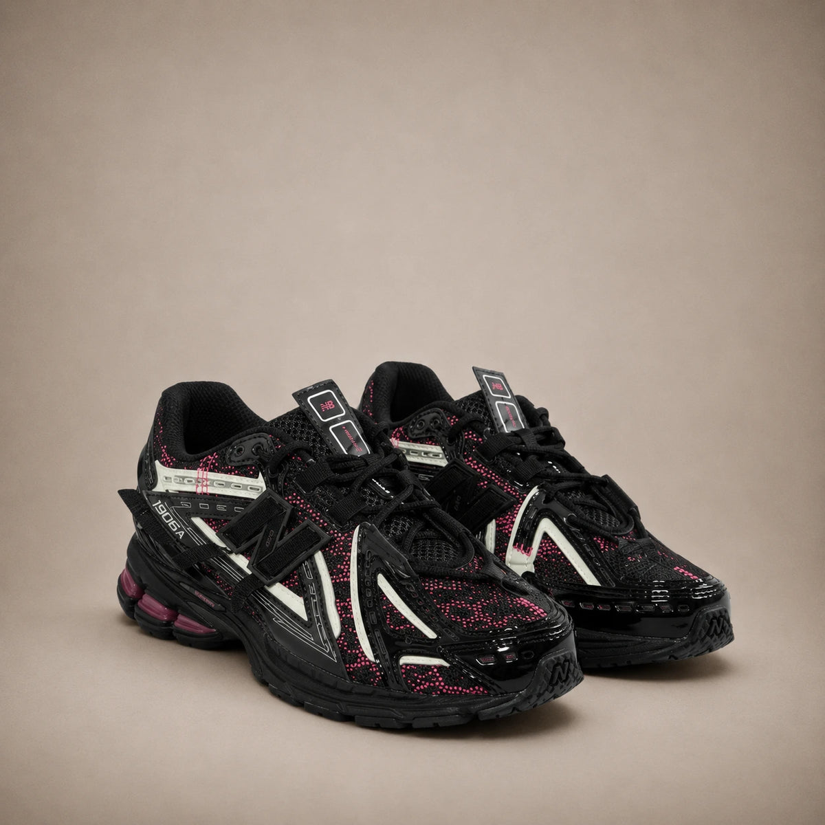 New Balance 1906A — Noir / Berry
